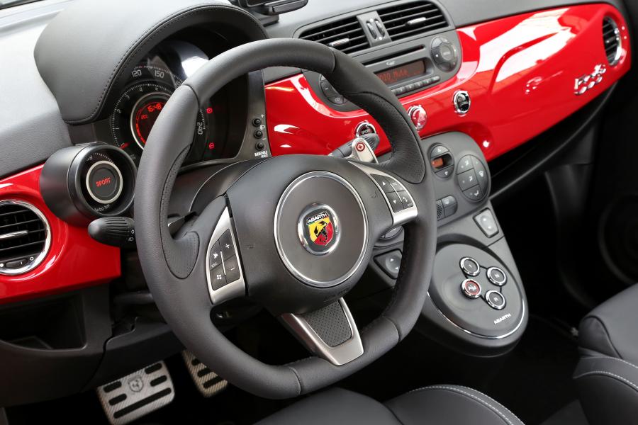 Интерьер Abarth 595C Turismo 2012 года  (фото 16 из 54)